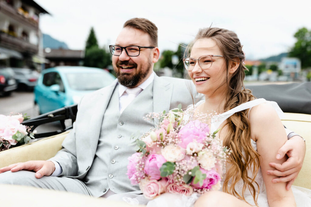 glückliches Brautpaar in Oldtimer in Rottach-Egern